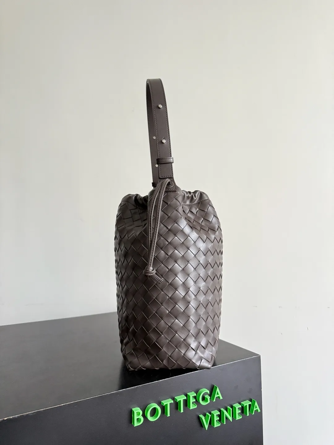 Batch 2280 BOTTEGA VENETA2025 new woven Biblioteca Bucket perfectly integrates casual texture, using classic Intrecciato woven leather, which feels soft but stiff, allowing the bag to drape naturally without losing the three-dimensional effect. The drawstring design of the drawstring pocket makes opening and closing more direct and adds a casual atmosphere. If you are on a short business trip, you can put some skin care samples in your bag. The front compartment or rear zipper can also be used to store ID cards, bank cards, etc. The solid color design of the bag is very versatile, and it doesn’t feel too picky when paired with any clothes. The leather material is also very high-quality! Style number: 836020 Size: 24*33*14cm